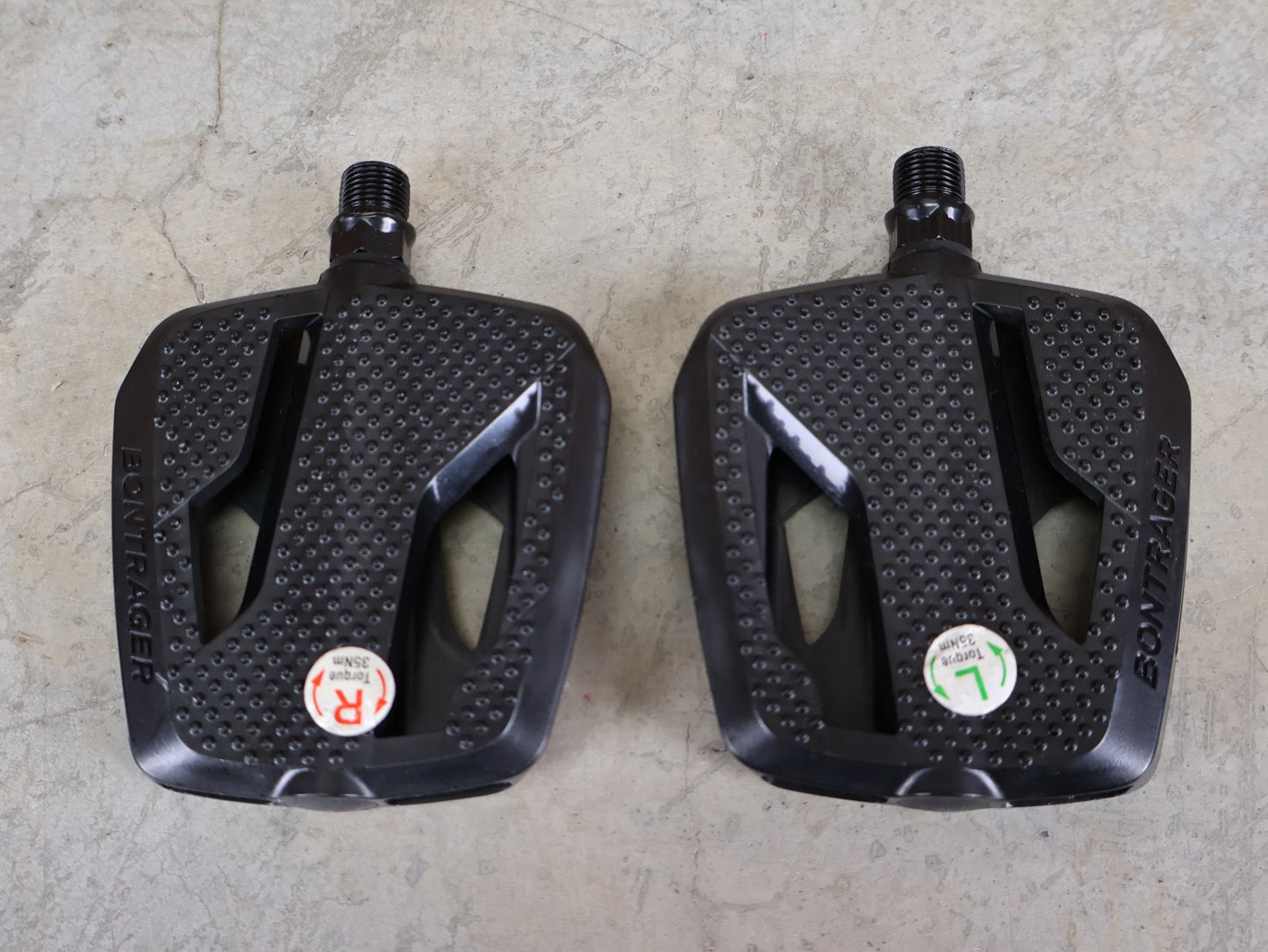 Pedale von Bontrager, BONTRAGER CITY PEDALSET / PLATTFORMPEDALE – 9/16" – CRMO - ACHSE – MIT REFLEKTOREN vor USEDBIKES - OB.DE Hintergrund