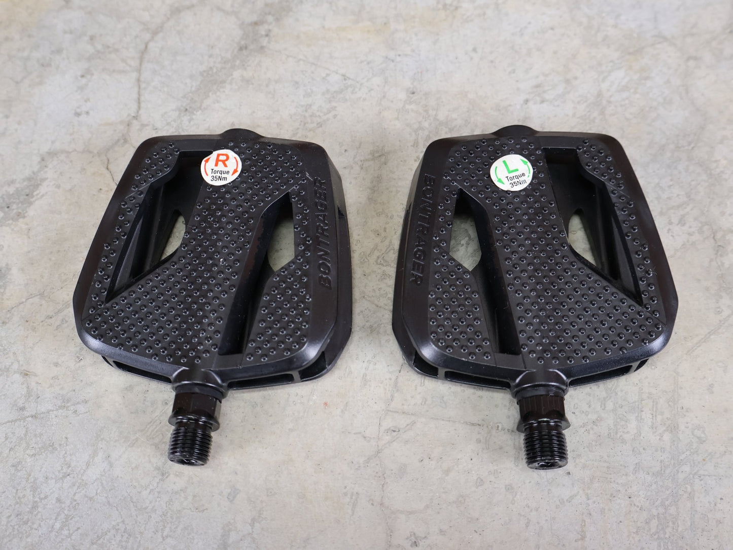 Pedale von Bontrager, BONTRAGER CITY PEDALSET / PLATTFORMPEDALE – 9/16" – CRMO - ACHSE – MIT REFLEKTOREN vor USEDBIKES - OB.DE Hintergrund