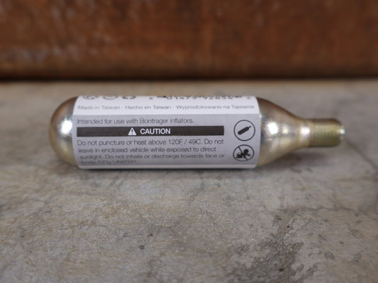 Luftpumpen & Werkzeug von Bontrager, BONTRAGER CO2 - GEWINDEKARTUSCHEN / 16 G / 100% REINES CO2 vor USEDBIKES - OB.DE Hintergrund