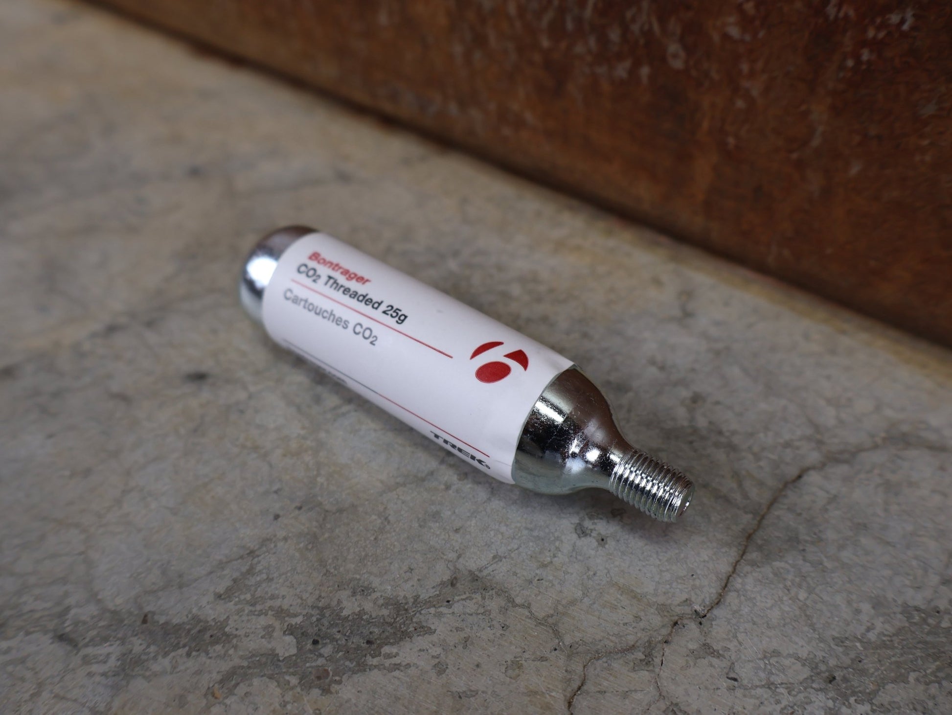 Luftpumpen & Werkzeug von Bontrager, BONTRAGER CO2 - GEWINDEKARTUSCHEN / 16 G / 100% REINES CO2 vor USEDBIKES - OB.DE Hintergrund