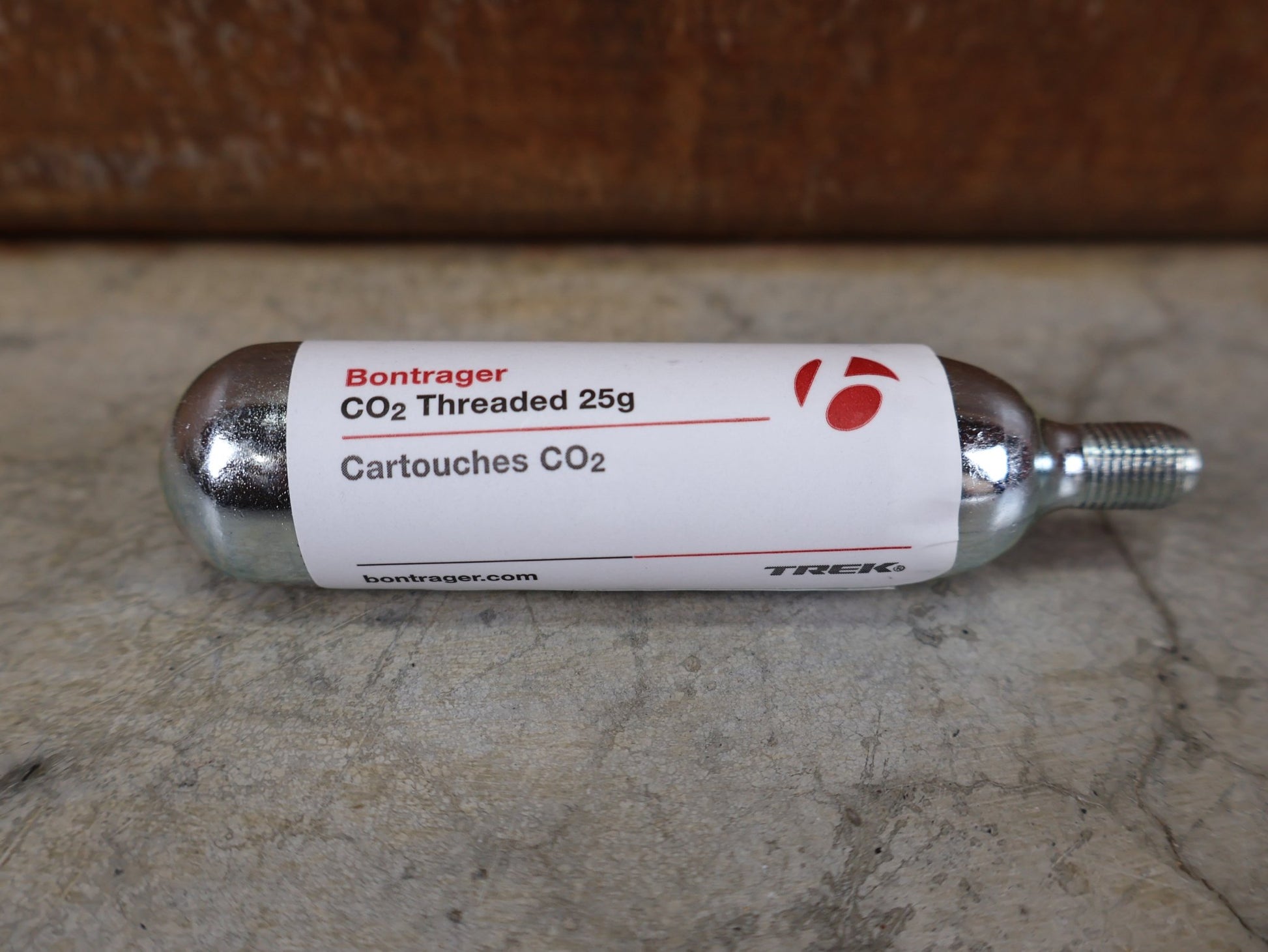 Luftpumpen & Werkzeug von Bontrager, BONTRAGER CO2 - GEWINDEKARTUSCHEN / 25 G / 100% REINES CO2 vor USEDBIKES - OB.DE Hintergrund