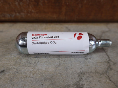Luftpumpen & Werkzeug von Bontrager, BONTRAGER CO2 - GEWINDEKARTUSCHEN / 25 G / 100% REINES CO2 vor USEDBIKES - OB.DE Hintergrund