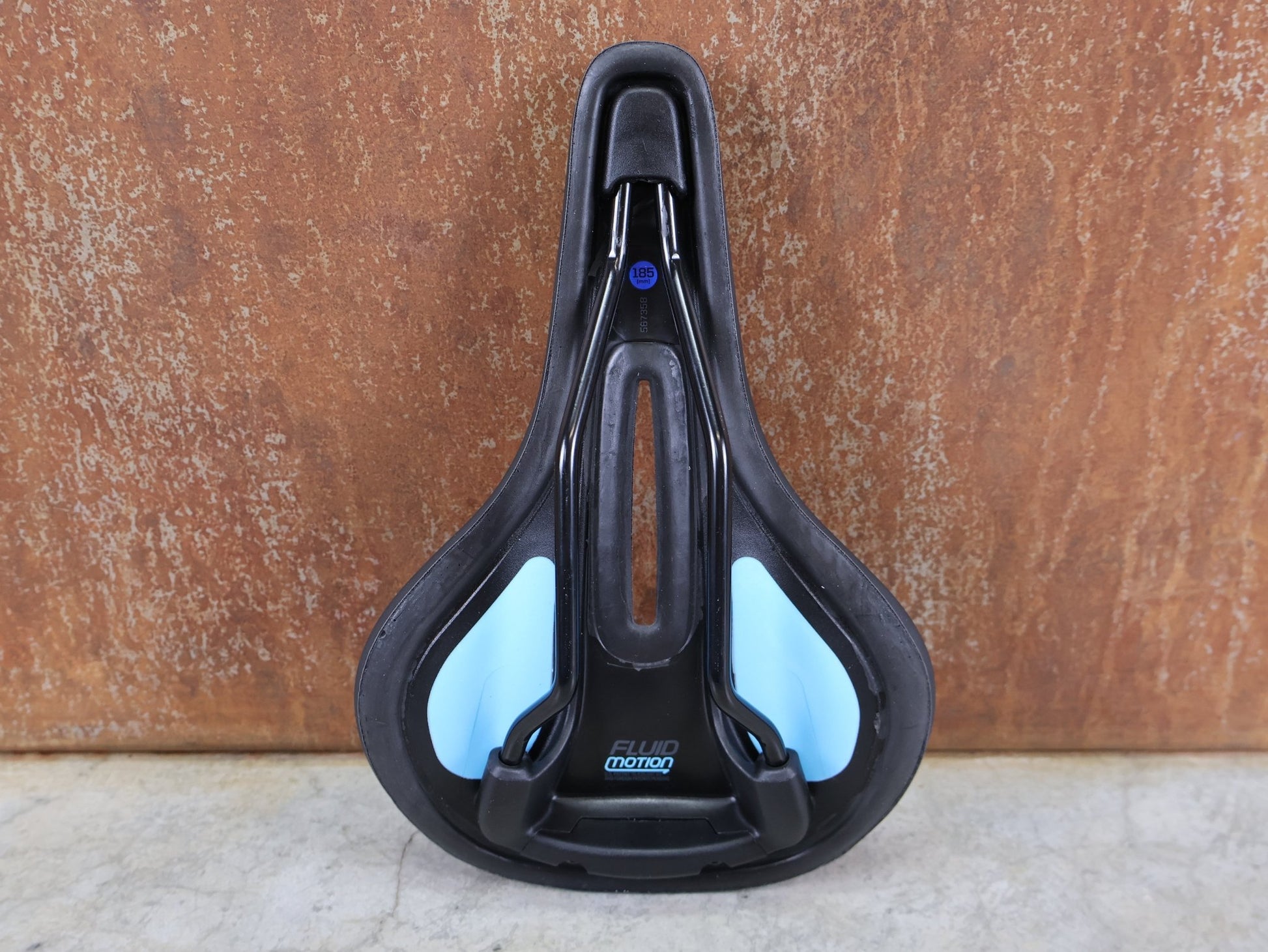Sattel von Bontrager, BONTRAGER COMMUTER FLUID SATTEL / FITNESS & CITY / FLUID - TECHNOLOGIE / BLENDR / SCHWARZ vor USEDBIKES - OB.DE Hintergrund