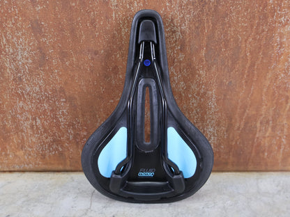 Sattel von Bontrager, BONTRAGER COMMUTER FLUID SATTEL / FITNESS & CITY / FLUID - TECHNOLOGIE / BLENDR / SCHWARZ vor USEDBIKES - OB.DE Hintergrund