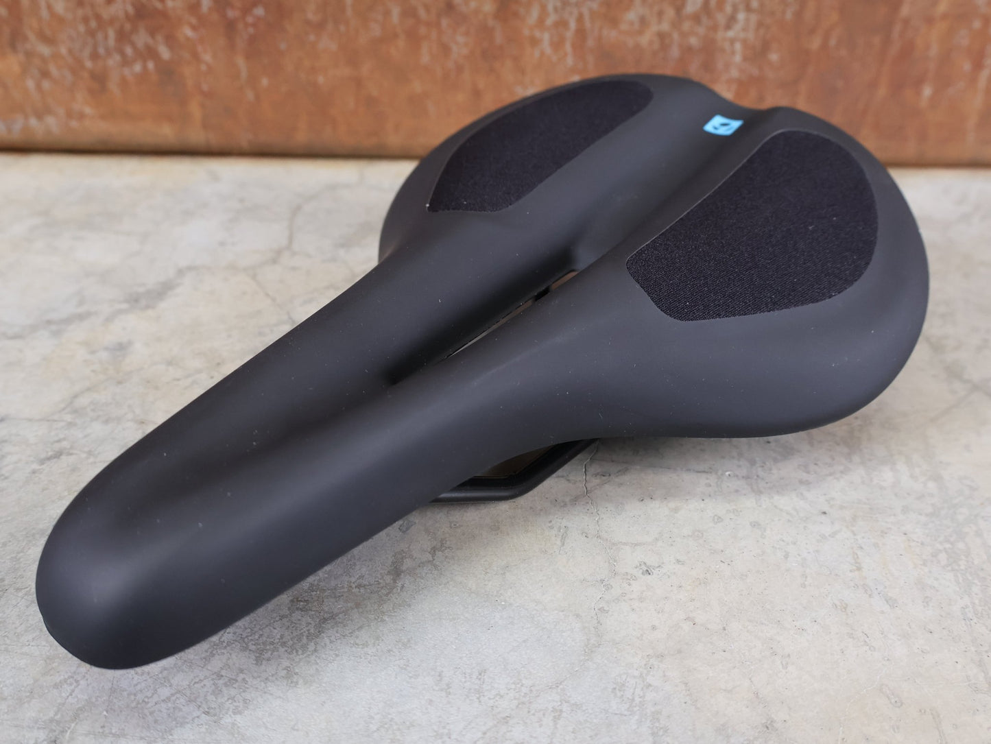 Sattel von Bontrager, BONTRAGER COMMUTER FLUID SATTEL / FITNESS & CITY / FLUID - TECHNOLOGIE / BLENDR / SCHWARZ vor USEDBIKES - OB.DE Hintergrund