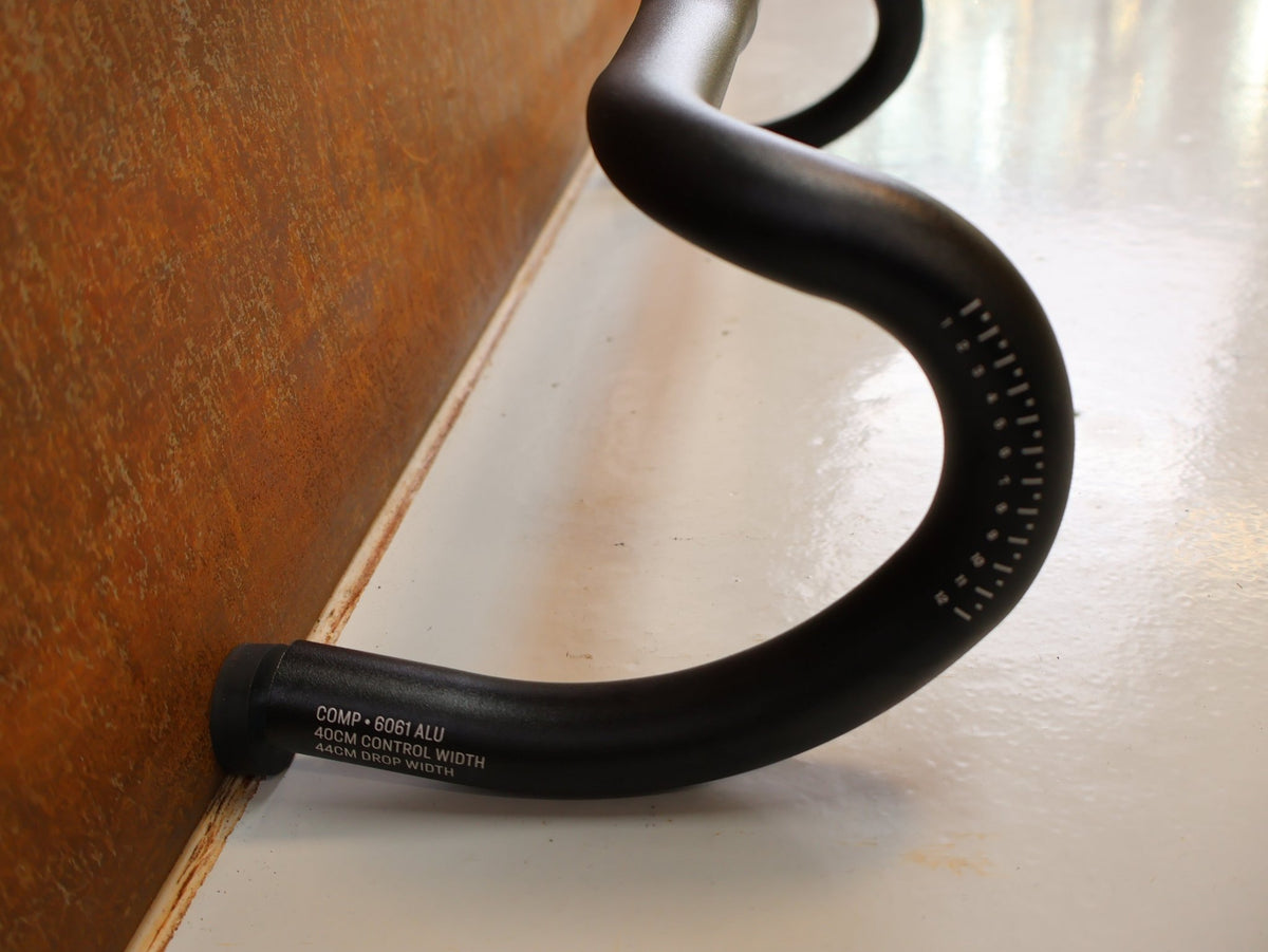 Lenker von Bontrager, Bontrager Comp Aluminium Rennlenker 400-440 mm 31.8 mm Schwarz vor USEDBIKES-OB.DE Hintergrund