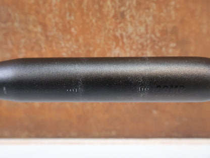 Lenker von Bontrager, Bontrager Comp Aluminium Rennlenker 400-440 mm 31.8 mm Schwarz vor USEDBIKES-OB.DE Hintergrund