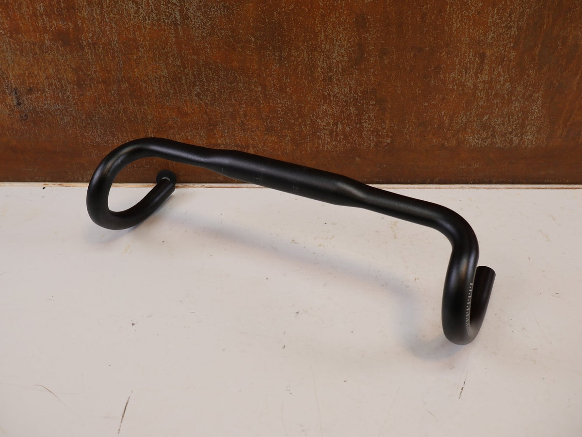 Lenker von Bontrager, Bontrager Comp Aluminium Rennlenker 400-440 mm 31.8 mm Schwarz vor USEDBIKES-OB.DE Hintergrund