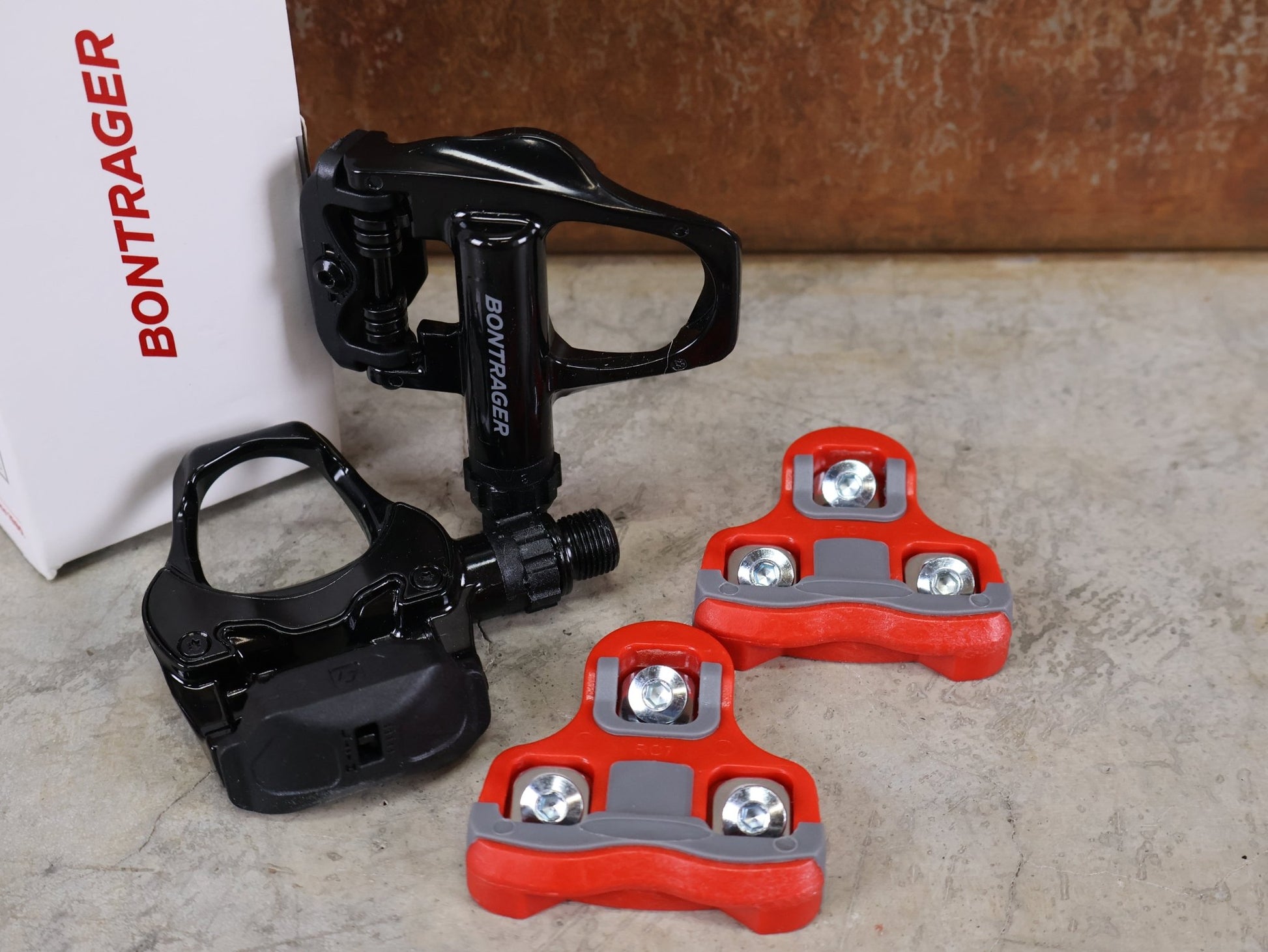 Pedale von Trek, BONTRAGER COMP RENNRADEDAL - SET / KÉO® KOMPATIBEL – EINSEITIGES KLICKPEDAL – 282 G – SCHWARZ vor USEDBIKES - OB.DE Hintergrund