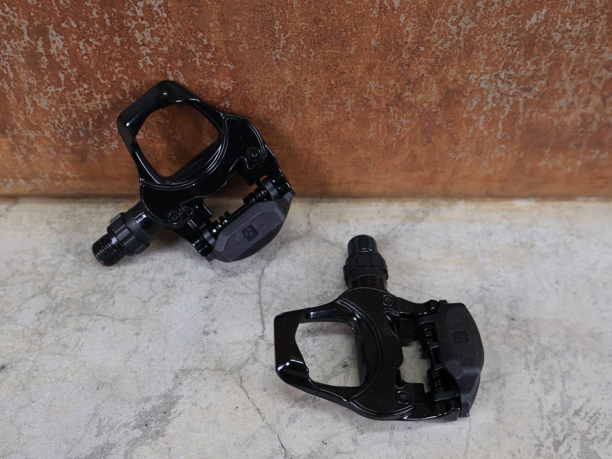 Pedale von Trek, BONTRAGER COMP RENNRADEDAL - SET / KÉO® KOMPATIBEL – EINSEITIGES KLICKPEDAL – 282 G – SCHWARZ vor USEDBIKES - OB.DE Hintergrund