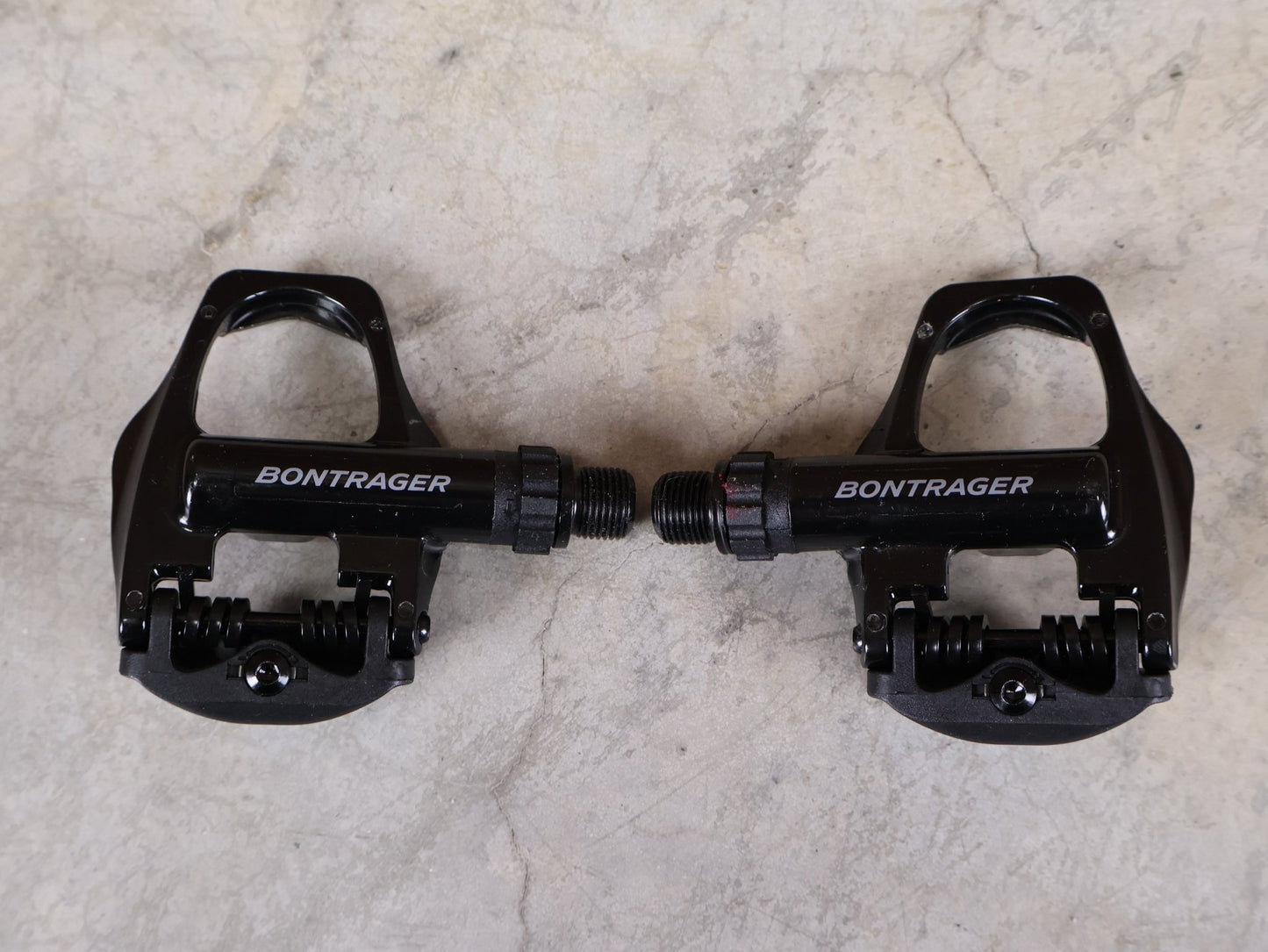 Pedale von Trek, BONTRAGER COMP RENNRADEDAL - SET / KÉO® KOMPATIBEL – EINSEITIGES KLICKPEDAL – 282 G – SCHWARZ vor USEDBIKES - OB.DE Hintergrund