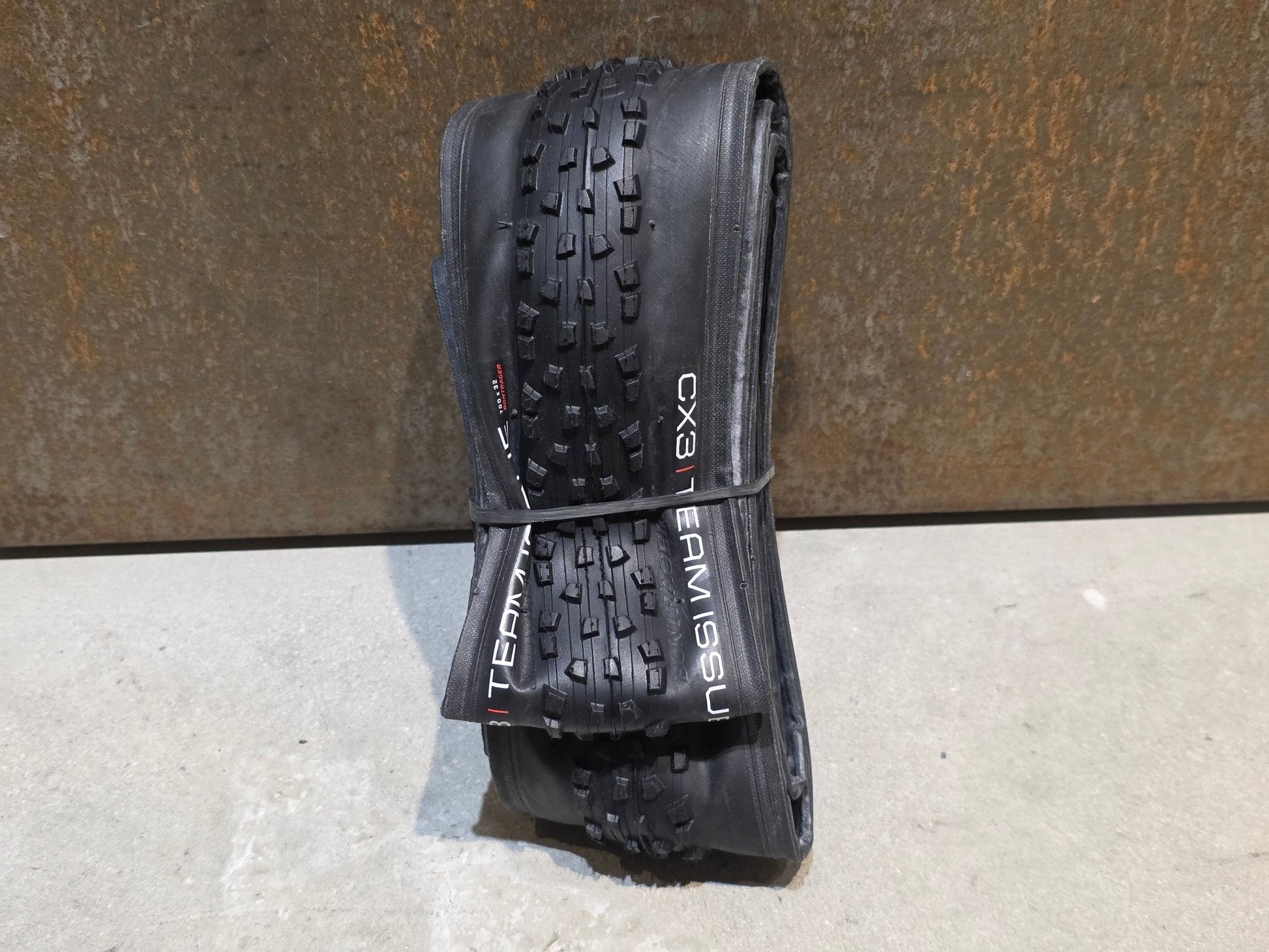 Reifen von Bontrager, BONTRAGER CX3 TEAM ISSUE CYCLOCROSS REIFEN 700 X 32MM vor USEDBIKES - OB.DE Hintergrund