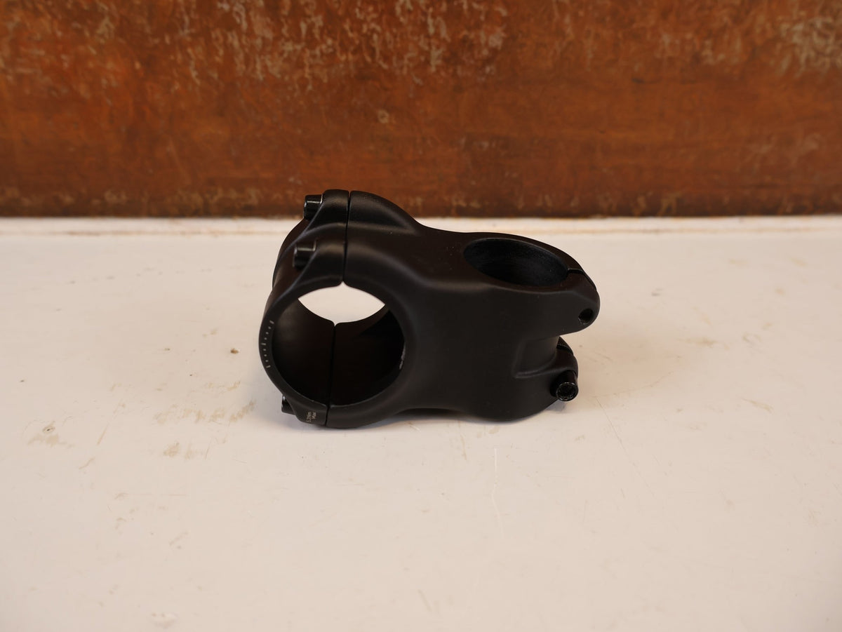 Vorbau von Bontrager, BONTRAGER ELITE 35 VORBAU 0 GRAD X 45 MM ALU vor USEDBIKES-OB.DE Hintergrund