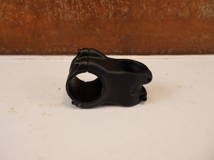 Vorbau von Bontrager, BONTRAGER ELITE 35 VORBAU 0 GRAD X 45 MM ALU vor USEDBIKES-OB.DE Hintergrund