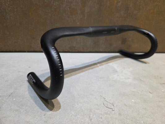 Lenker von Bontrager, BONTRAGER ELITE AERO VR - CF RENNRAD LENKER 420MM vor USEDBIKES - OB.DE Hintergrund