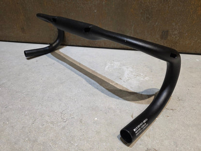 Lenker von Bontrager, BONTRAGER ELITE AERO VR - CF RENNRAD LENKER 420MM vor USEDBIKES - OB.DE Hintergrund