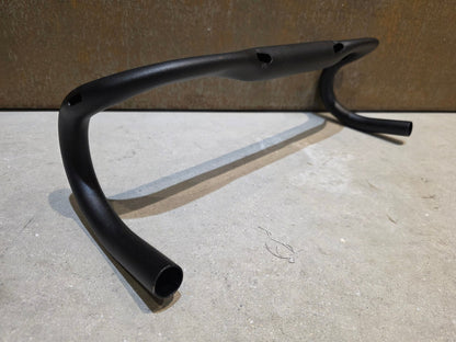 Lenker von Bontrager, BONTRAGER ELITE AERO VR - CF RENNRAD LENKER 420MM vor USEDBIKES - OB.DE Hintergrund
