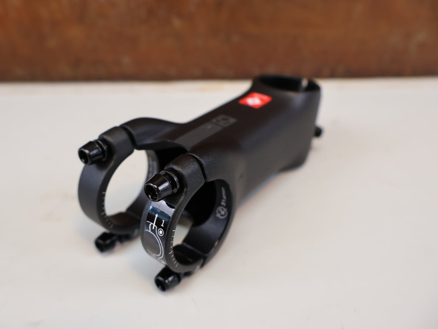 Vorbau von Bontrager, BONTRAGER ELITE BLENDR / ALU VORBAU / 31.8 MM / 7 GRAD / RENNRAD MTB vor USEDBIKES-OB.DE Hintergrund