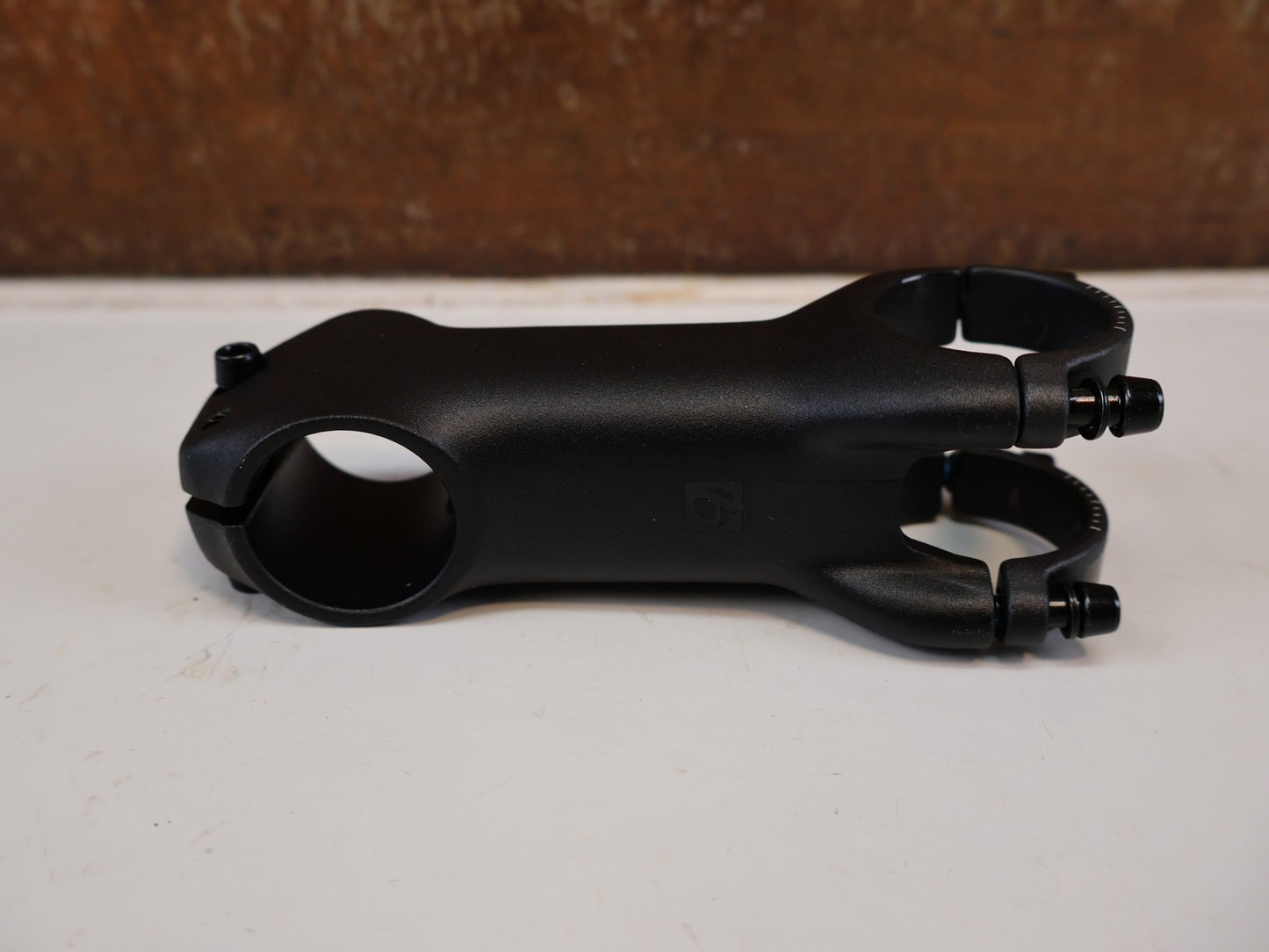 Vorbau von Bontrager, BONTRAGER ELITE BLENDR / ALU VORBAU / 31.8 MM / 7 GRAD / RENNRAD MTB vor USEDBIKES-OB.DE Hintergrund
