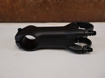 Vorbau von Bontrager, BONTRAGER ELITE BLENDR / ALU VORBAU / 31.8 MM / 7 GRAD / RENNRAD MTB vor USEDBIKES-OB.DE Hintergrund