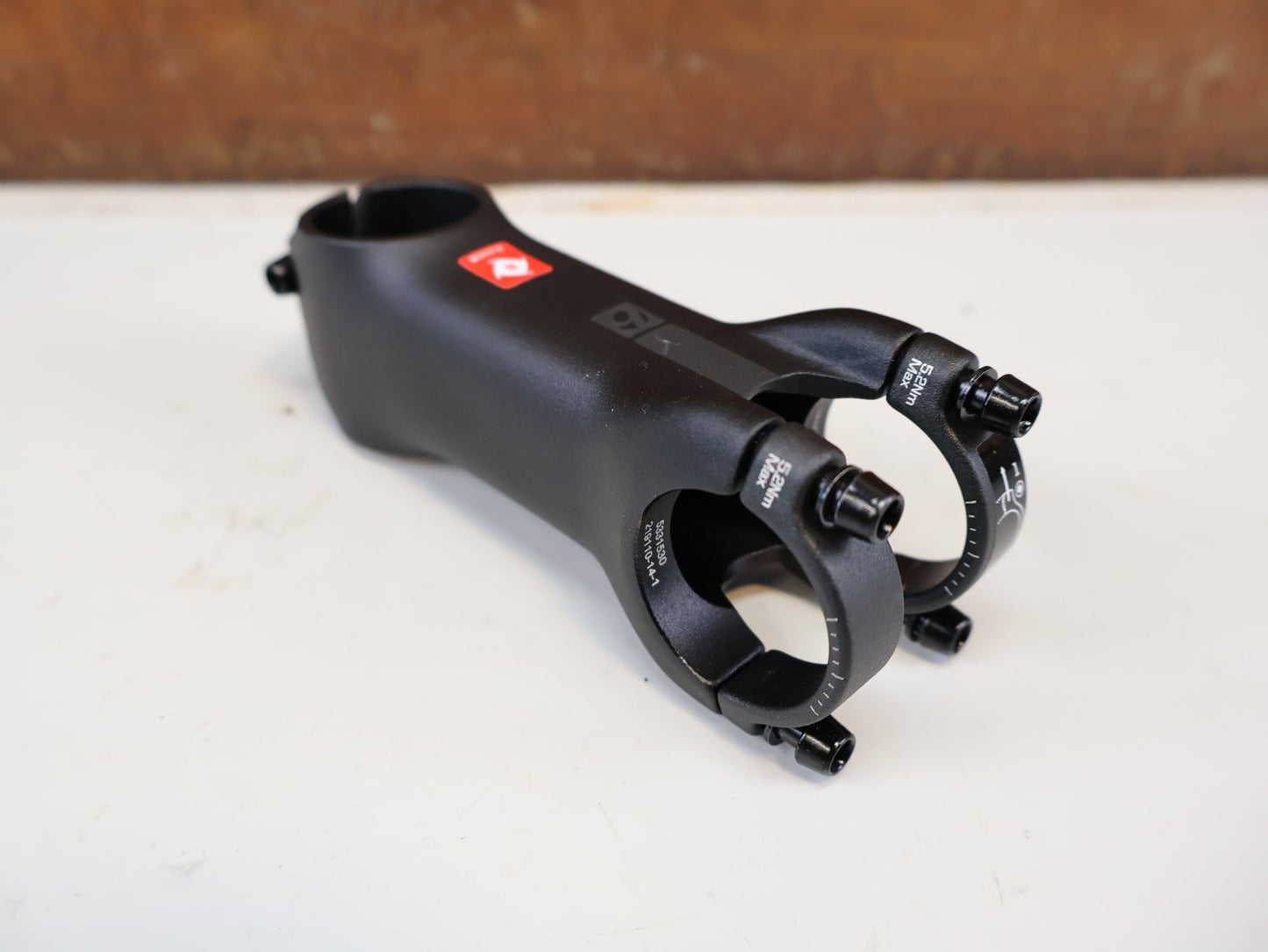 Vorbau von Bontrager, BONTRAGER ELITE BLENDR / ALU VORBAU / 31.8 MM / 7 GRAD / RENNRAD MTB vor USEDBIKES-OB.DE Hintergrund