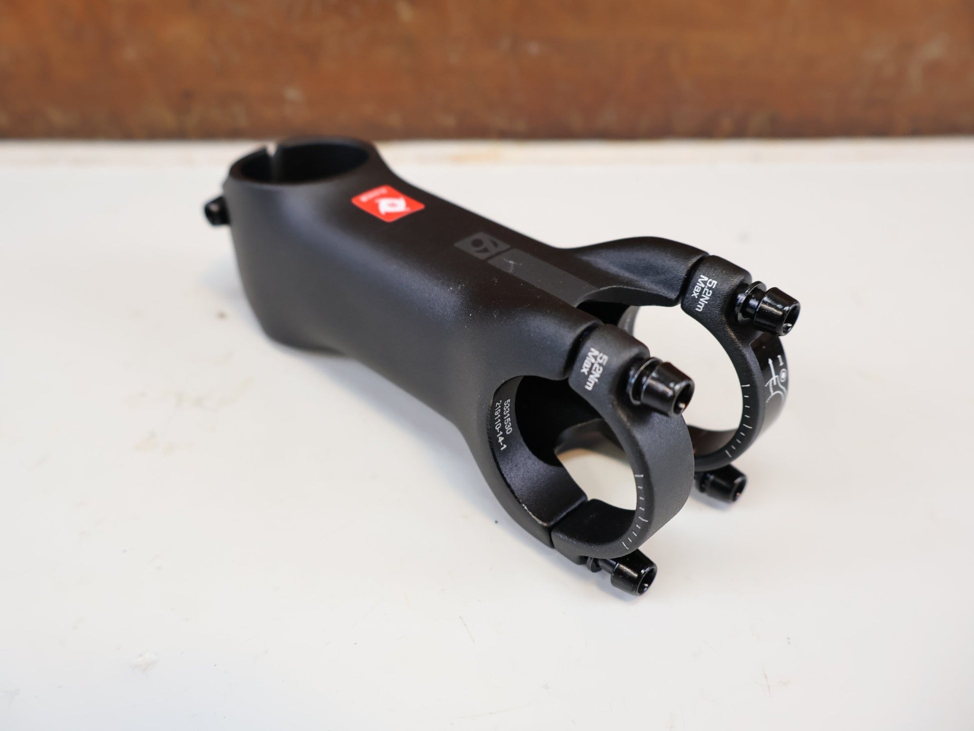 Vorbau von Bontrager, BONTRAGER ELITE BLENDR / ALU VORBAU / 31.8 MM / 7 GRAD / RENNRAD MTB vor USEDBIKES-OB.DE Hintergrund