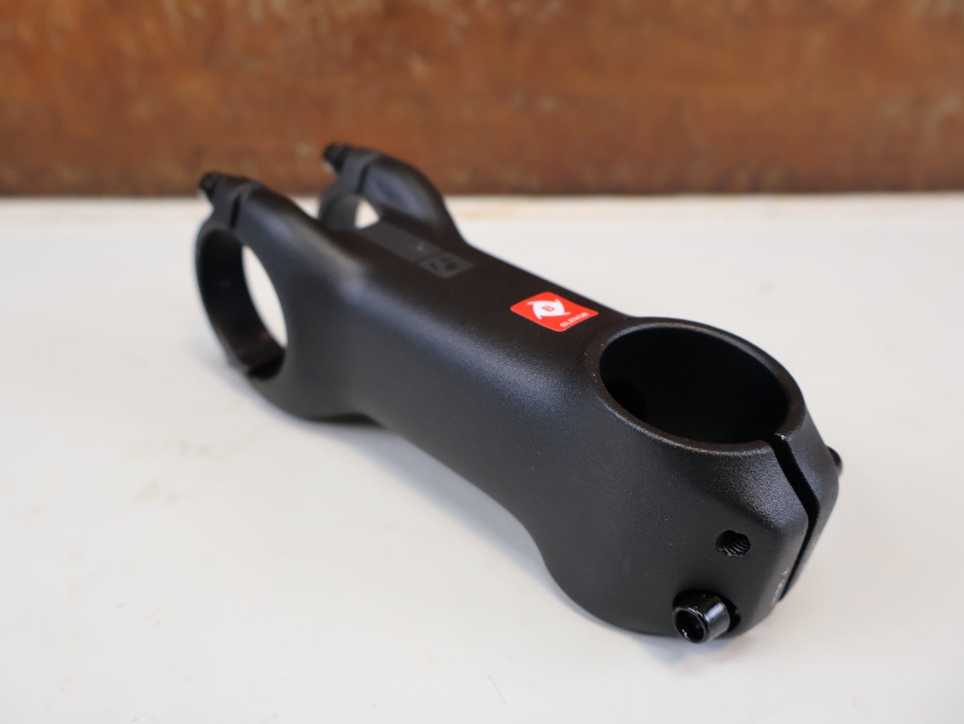 Vorbau von Bontrager, BONTRAGER ELITE BLENDR / ALU VORBAU / 31.8 MM / 7 GRAD / RENNRAD MTB vor USEDBIKES-OB.DE Hintergrund