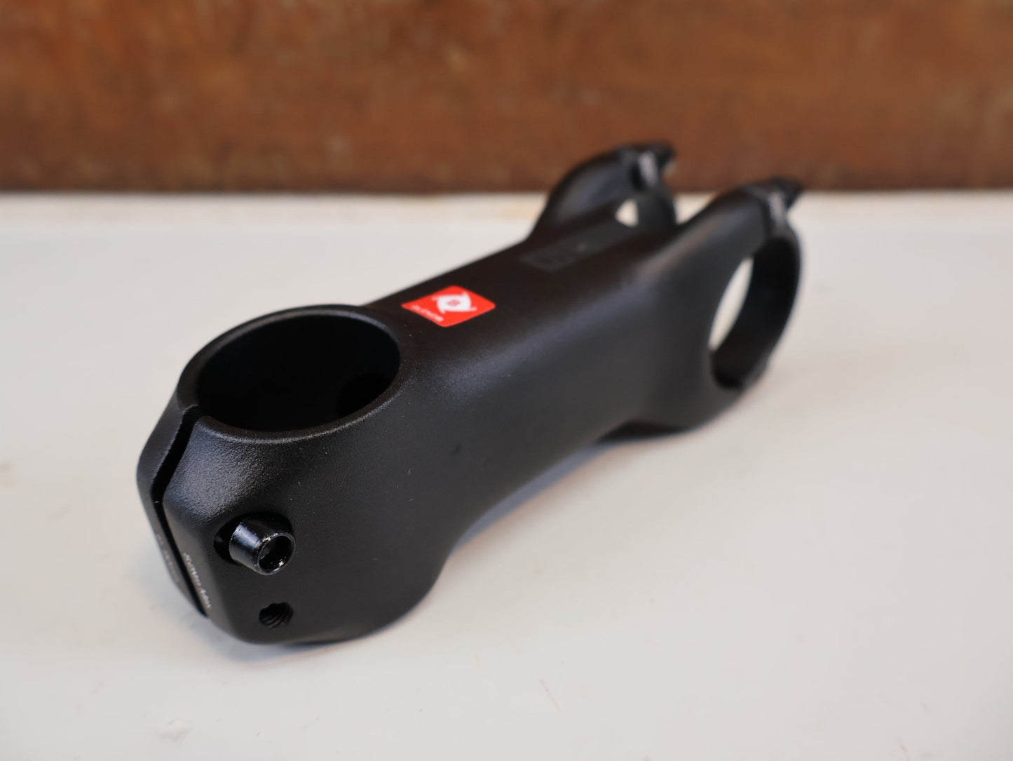 Vorbau von Bontrager, BONTRAGER ELITE BLENDR / ALU VORBAU / 31.8 MM / 7 GRAD / RENNRAD MTB vor USEDBIKES-OB.DE Hintergrund
