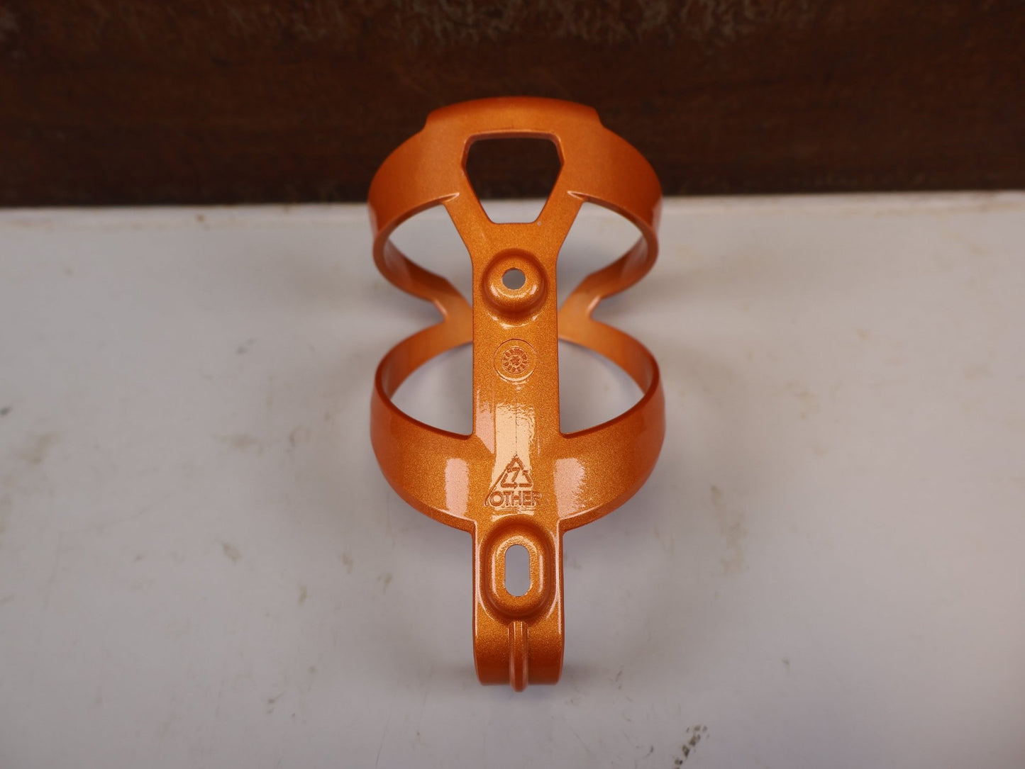 Trinkflaschen und Halter von Bontrager, BONTRAGER ELITE CAGE RECYCLED FLASCHENHALTER ORANGE vor USEDBIKES-OB.DE Hintergrund