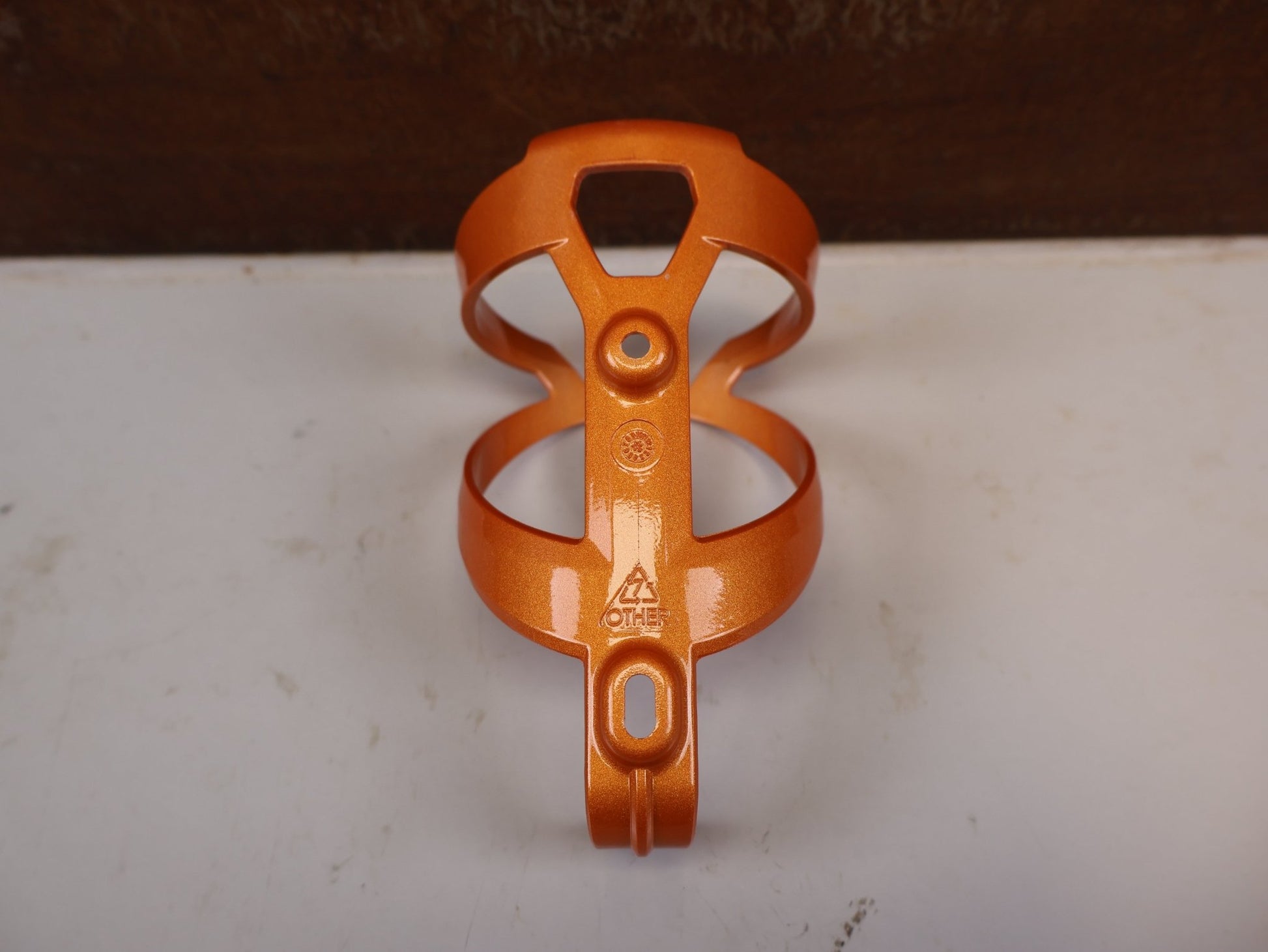 Trinkflaschen und Halter von Bontrager, BONTRAGER ELITE CAGE RECYCLED FLASCHENHALTER ORANGE vor USEDBIKES-OB.DE Hintergrund