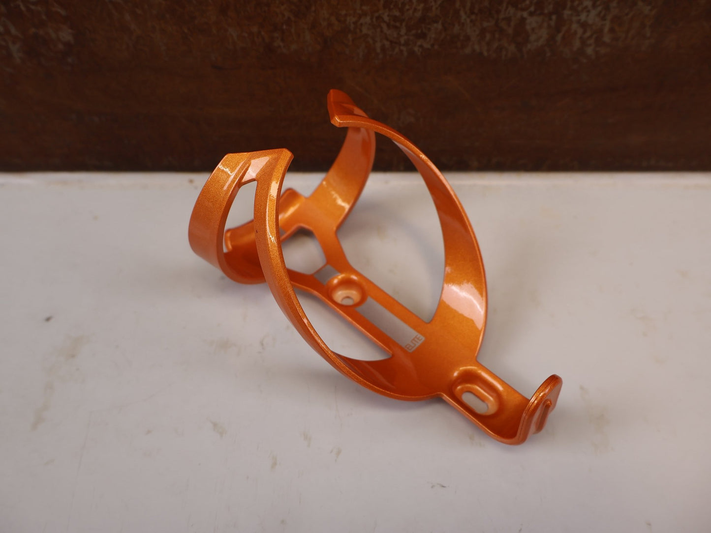Trinkflaschen und Halter von Bontrager, BONTRAGER ELITE CAGE RECYCLED FLASCHENHALTER ORANGE vor USEDBIKES-OB.DE Hintergrund