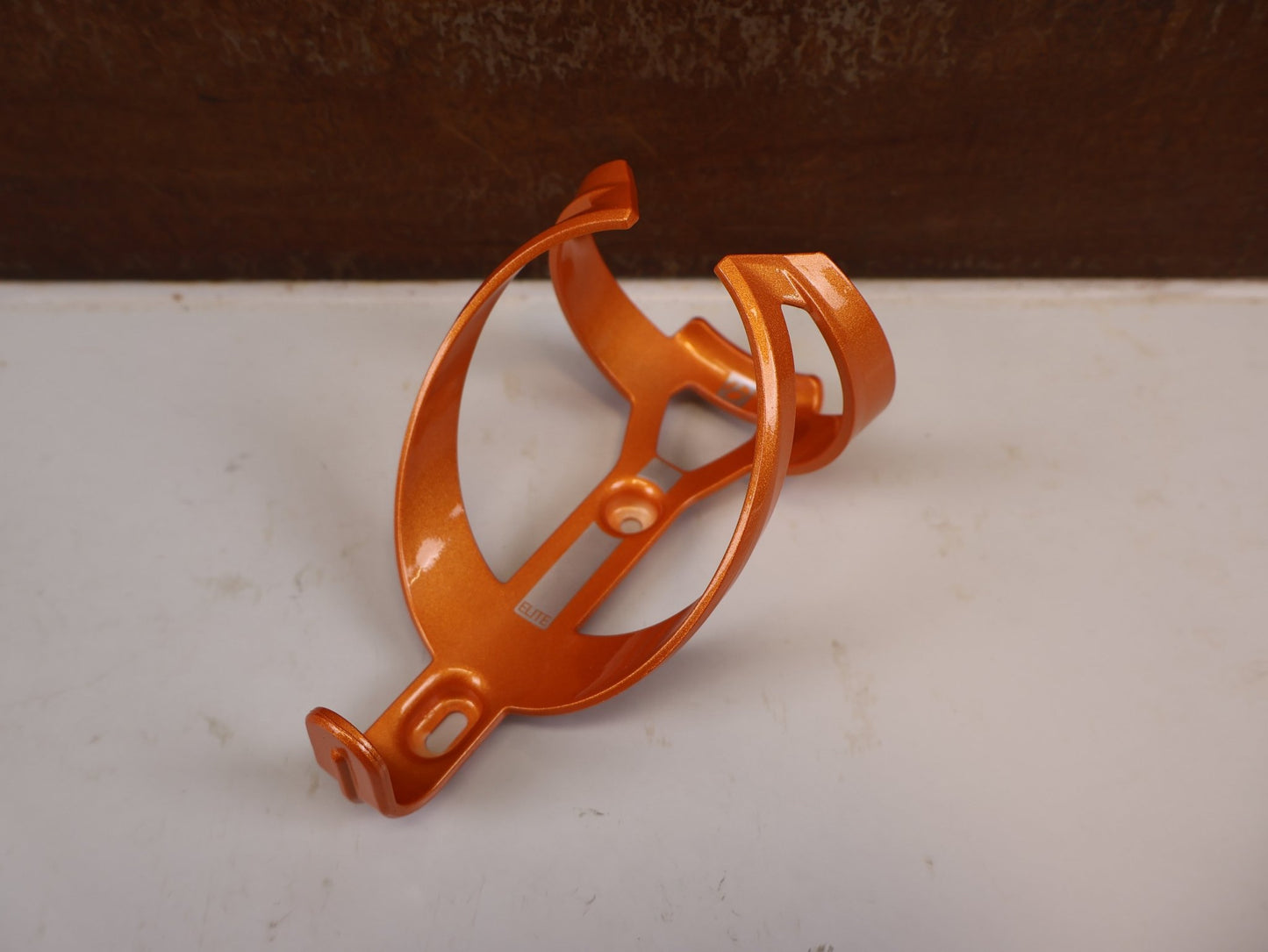 Trinkflaschen und Halter von Bontrager, BONTRAGER ELITE CAGE RECYCLED FLASCHENHALTER ORANGE vor USEDBIKES-OB.DE Hintergrund