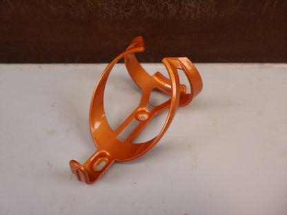 Trinkflaschen und Halter von Bontrager, BONTRAGER ELITE CAGE RECYCLED FLASCHENHALTER ORANGE vor USEDBIKES-OB.DE Hintergrund