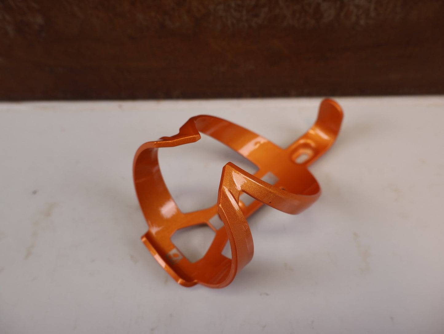 Trinkflaschen und Halter von Bontrager, BONTRAGER ELITE CAGE RECYCLED FLASCHENHALTER ORANGE vor USEDBIKES-OB.DE Hintergrund
