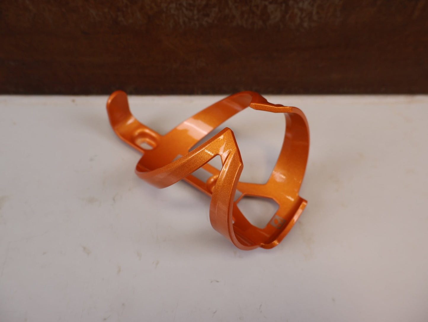 Trinkflaschen und Halter von Bontrager, BONTRAGER ELITE CAGE RECYCLED FLASCHENHALTER ORANGE vor USEDBIKES-OB.DE Hintergrund