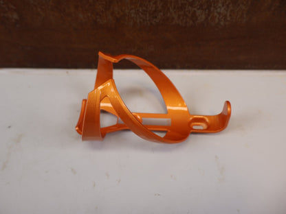 Trinkflaschen und Halter von Bontrager, BONTRAGER ELITE CAGE RECYCLED FLASCHENHALTER ORANGE vor USEDBIKES-OB.DE Hintergrund