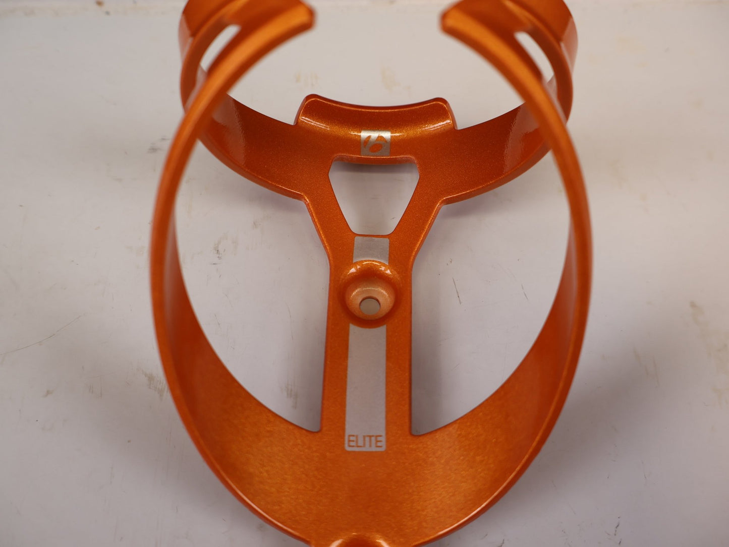 Trinkflaschen und Halter von Bontrager, BONTRAGER ELITE CAGE RECYCLED FLASCHENHALTER ORANGE vor USEDBIKES-OB.DE Hintergrund