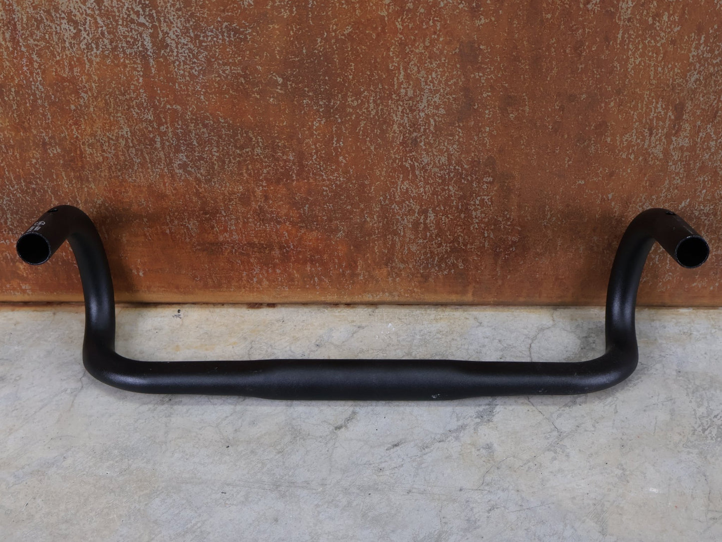 Lenker von Bontrager, BONTRAGER ELITE ISOZONE VR - SF RENNRAD LENKER 400 - 440MM vor USEDBIKES - OB.DE Hintergrund