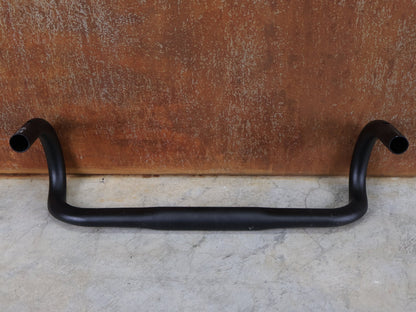 Lenker von Bontrager, BONTRAGER ELITE ISOZONE VR - SF RENNRAD LENKER 400 - 440MM vor USEDBIKES - OB.DE Hintergrund