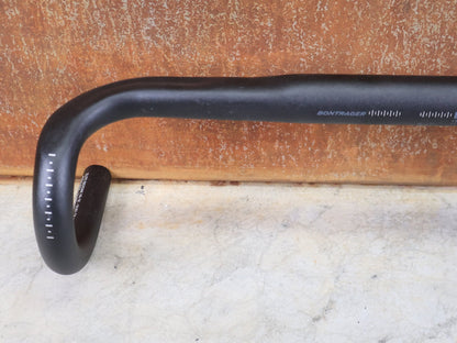 Lenker von Bontrager, BONTRAGER ELITE ISOZONE VR - SF RENNRAD LENKER 400 - 440MM vor USEDBIKES - OB.DE Hintergrund