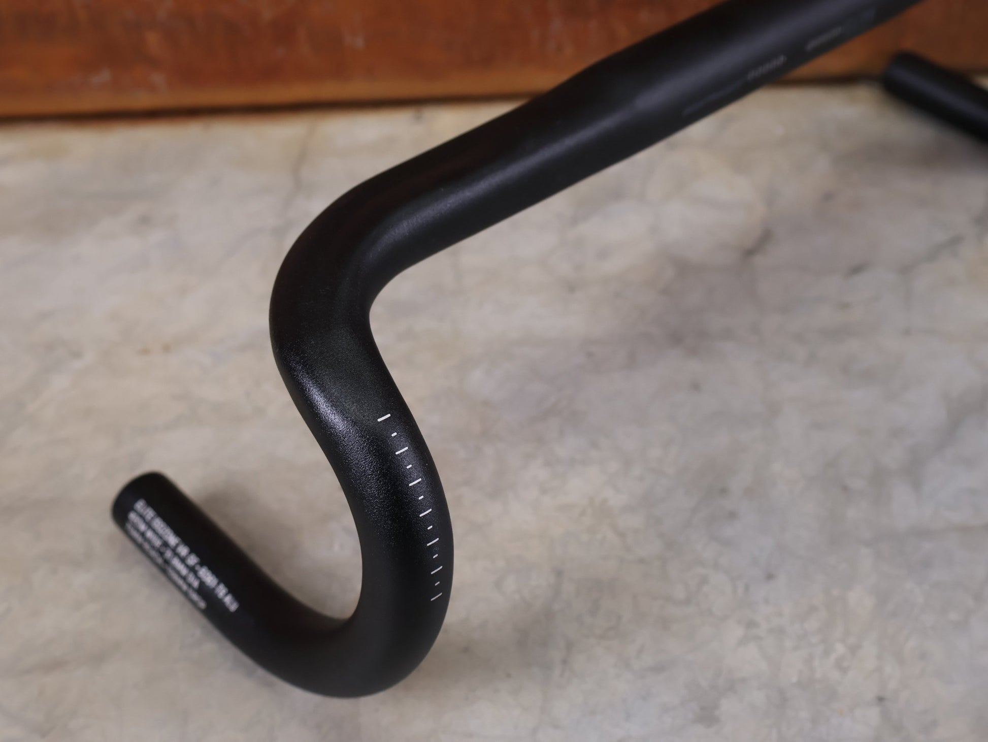 Lenker von Bontrager, BONTRAGER ELITE ISOZONE VR - SF RENNRAD LENKER 400 - 440MM vor USEDBIKES - OB.DE Hintergrund