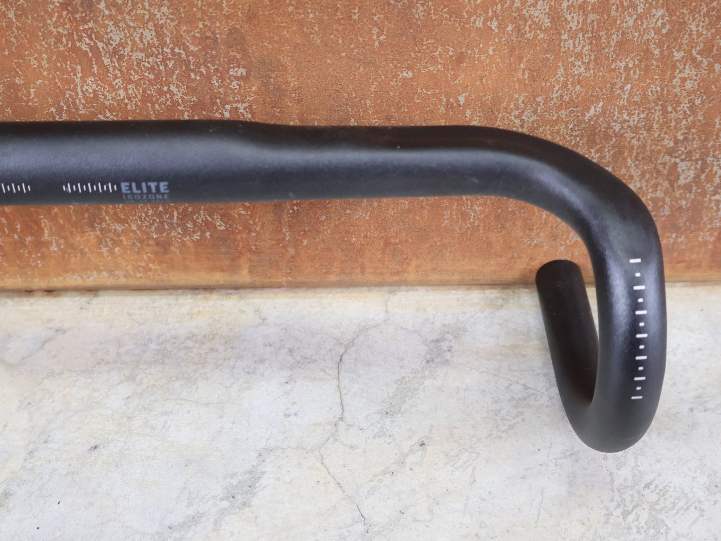 Lenker von Bontrager, BONTRAGER ELITE ISOZONE VR - SF RENNRAD LENKER 400 - 440MM vor USEDBIKES - OB.DE Hintergrund