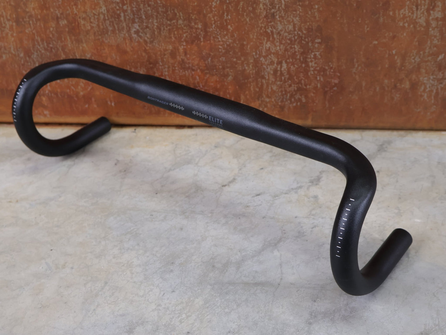 Lenker von Bontrager, BONTRAGER ELITE ISOZONE VR - SF RENNRAD LENKER 400 - 440MM vor USEDBIKES - OB.DE Hintergrund