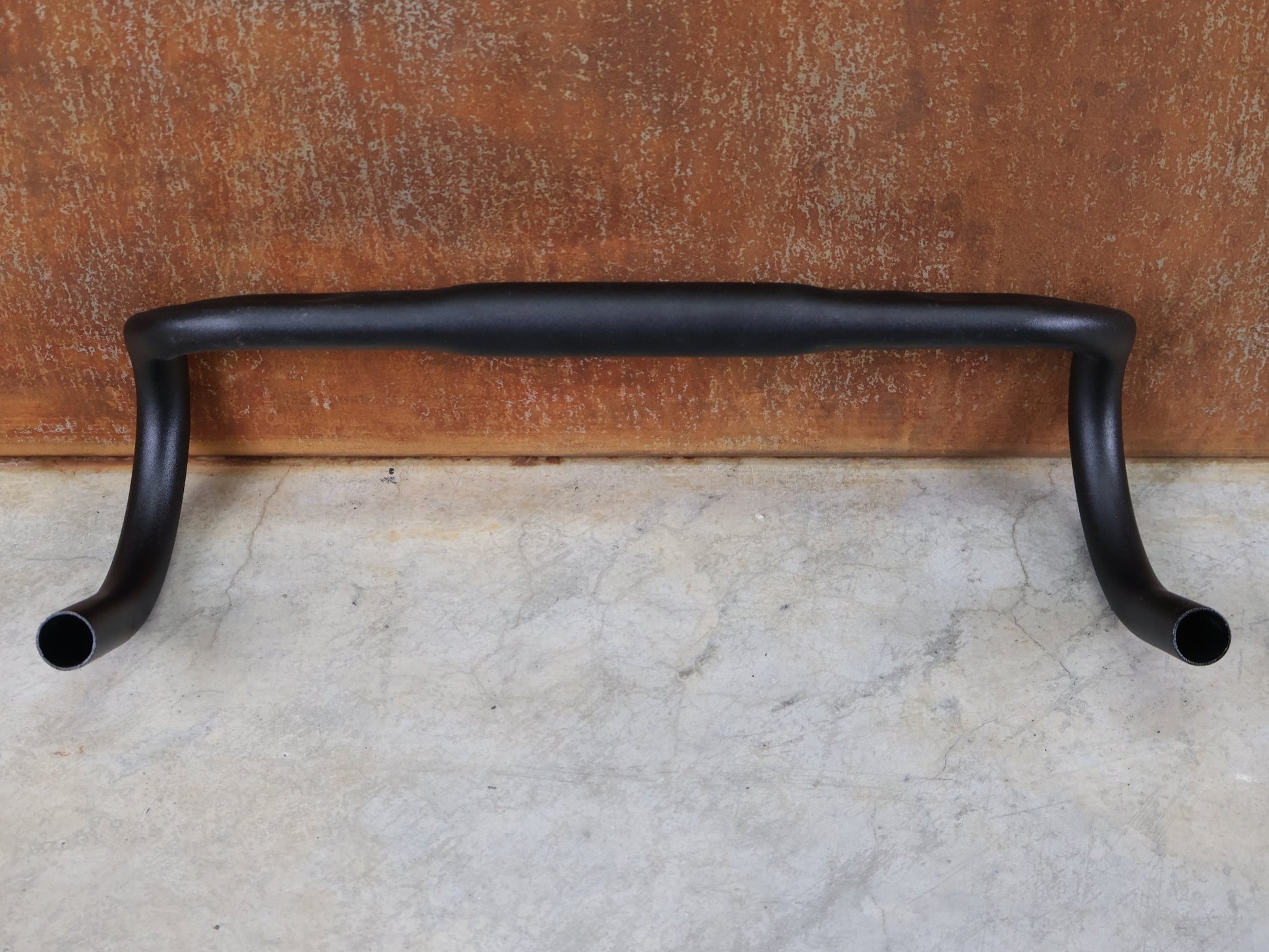 Lenker von Bontrager, BONTRAGER ELITE ISOZONE VR - SF RENNRAD LENKER 400 - 440MM vor USEDBIKES - OB.DE Hintergrund