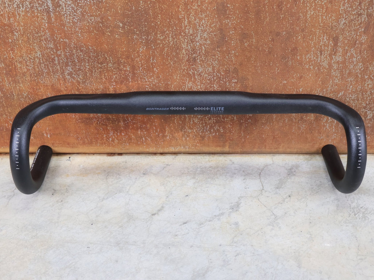 Lenker von Bontrager, BONTRAGER ELITE ISOZONE VR - SF RENNRAD LENKER 400 - 440MM vor USEDBIKES - OB.DE Hintergrund