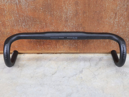 Lenker von Bontrager, BONTRAGER ELITE ISOZONE VR - SF RENNRAD LENKER 400 - 440MM vor USEDBIKES - OB.DE Hintergrund