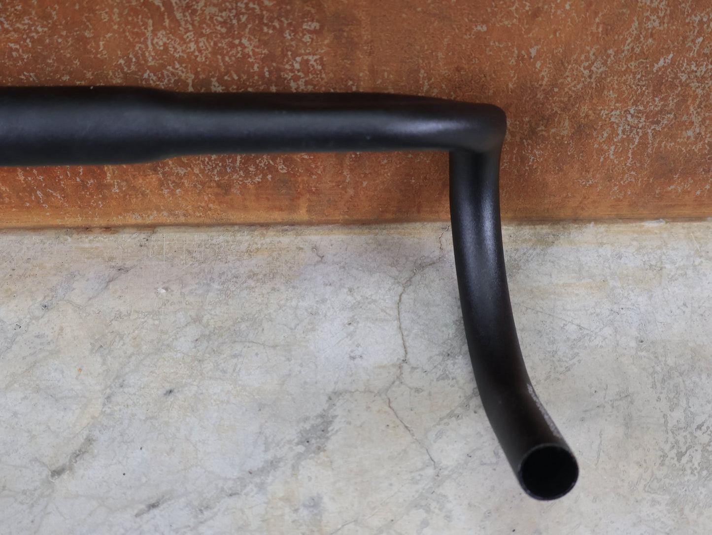 Lenker von Bontrager, BONTRAGER ELITE ISOZONE VR - SF RENNRAD LENKER 400 - 440MM vor USEDBIKES - OB.DE Hintergrund