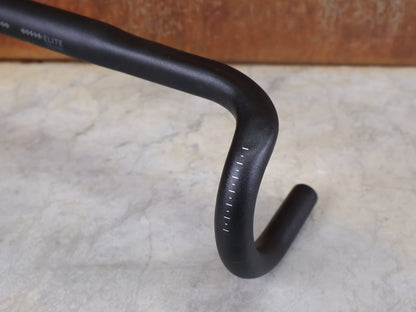 Lenker von Bontrager, BONTRAGER ELITE ISOZONE VR - SF RENNRAD LENKER 400 - 440MM vor USEDBIKES - OB.DE Hintergrund