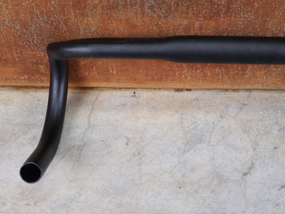 Lenker von Bontrager, BONTRAGER ELITE ISOZONE VR - SF RENNRAD LENKER 400 - 440MM vor USEDBIKES - OB.DE Hintergrund