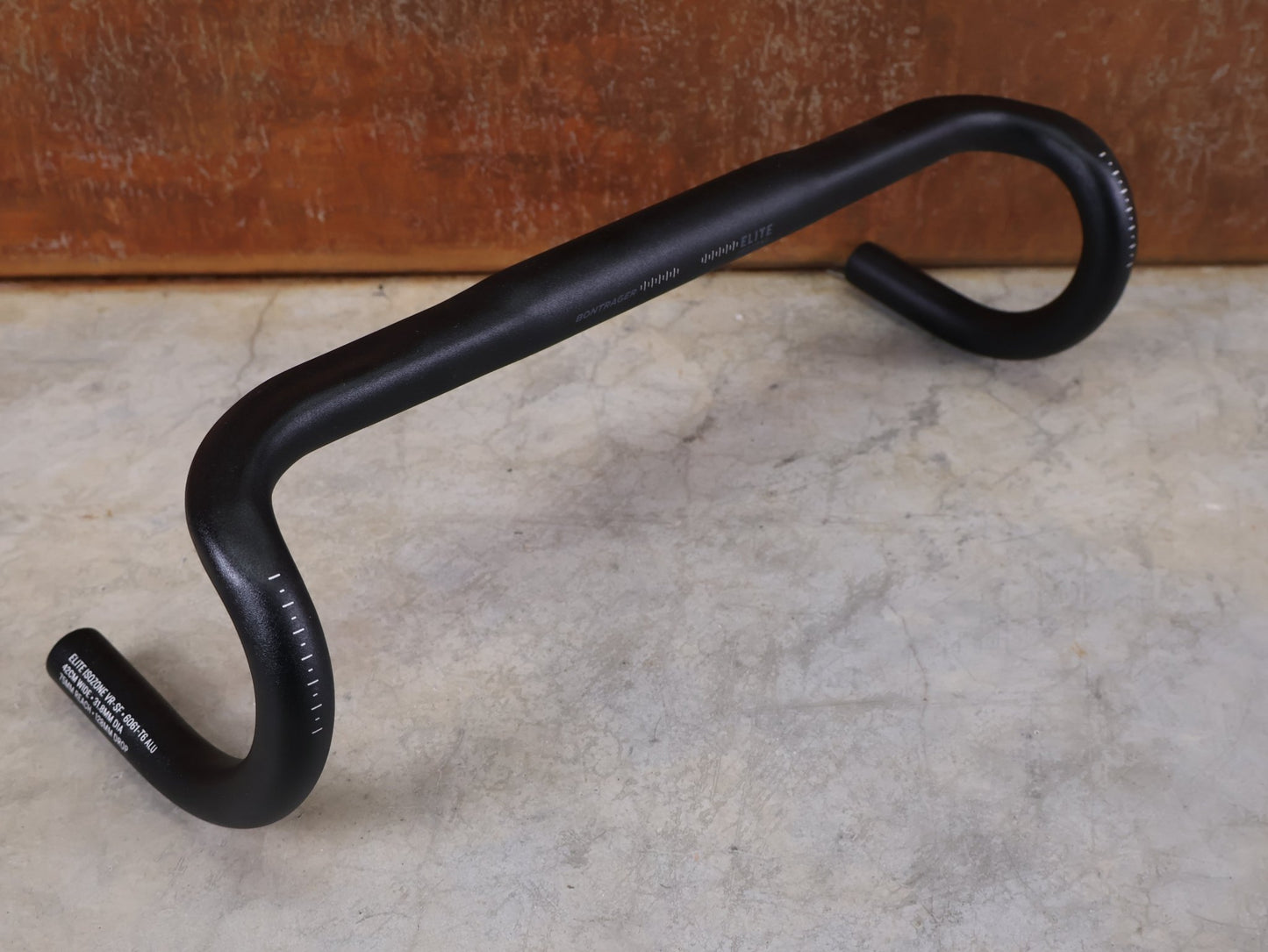 Lenker von Bontrager, BONTRAGER ELITE ISOZONE VR - SF RENNRAD LENKER 400 - 440MM vor USEDBIKES - OB.DE Hintergrund